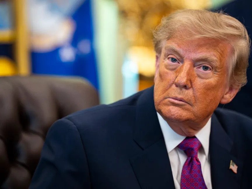 الرئيس الأميركي دونالد ترامب قبيل توقيع أمر تنفيذي في المكتب البيضاوي بالبيت الأبيض في واشنطن العاصمة، الولايات المتحدة، 27 أغسطس 2026 - بلومبرغ