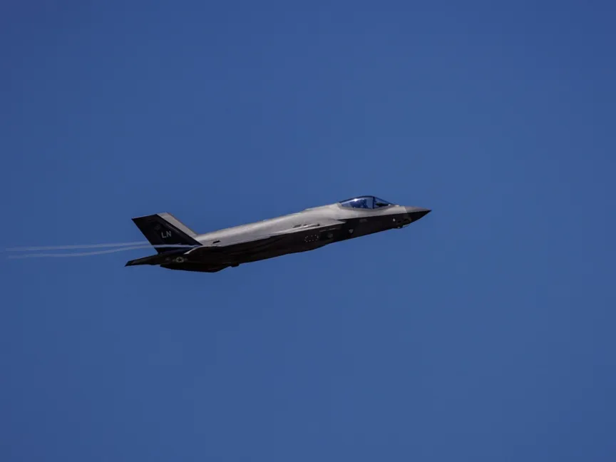 عرض جوي لطائرة "لوكهيد مارتن إف-35 إيه لايتنينغ 2" (Lockheed Martin F-35A Lightning II) التابعة للقوات الجوية الأميركية، خلال معرض فارنبورو الدولي للطيران في فارنبورو بالمملكة المتحدة، يوم الثلاثاء 21 يوليو 2026. - بلومبرغ