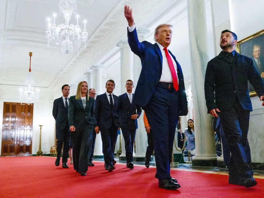 الرئيس الأميركي دونالد ترمب ونظيره الأوكراني فولوديمير زيلينسكي في البيت الأبيض وفي الخلفية يظهر قادة الاتحاد الأوروبي و"الناتو". 19 أغسطس 2025 - بلومبرغ