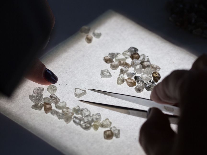 موظف يفرز مجموعة كبيرة من الماس الخام على طاولة في أحد مراكز الفرز التابعة لـ Alrosa PJSC في موسكو ، روسيا - المصور: أندريه روداكوف / بلومبرغ