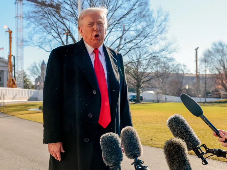 الرئيس الأميركي دونالد ترمب يتحدث إلى وسائل الإعلام في الحديقة الجنوبية للبيت الأبيض قبل صعوده على متن طائرة "مارين ون" في واشنطن العاصمة، 13 يناير 2026 - بلومبرغ