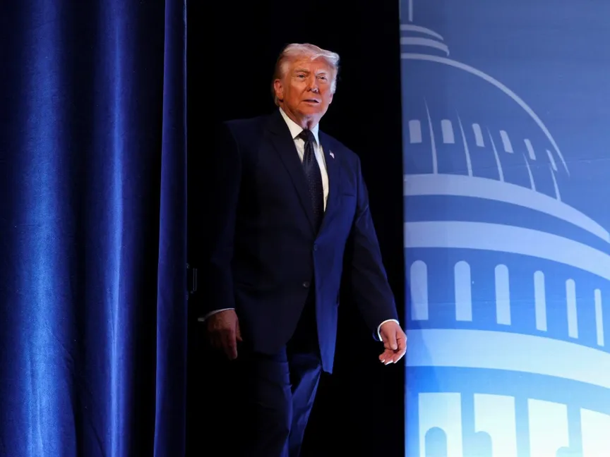 الرئيس الأميركي دونالد ترمب يتجه لإلقاء كلمة أمام أعضاء الحزب الجمهوري في منتجع ترمب الوطني في مدينة ميامي فلوريدا. 9 مارس 2026 - رويترز 