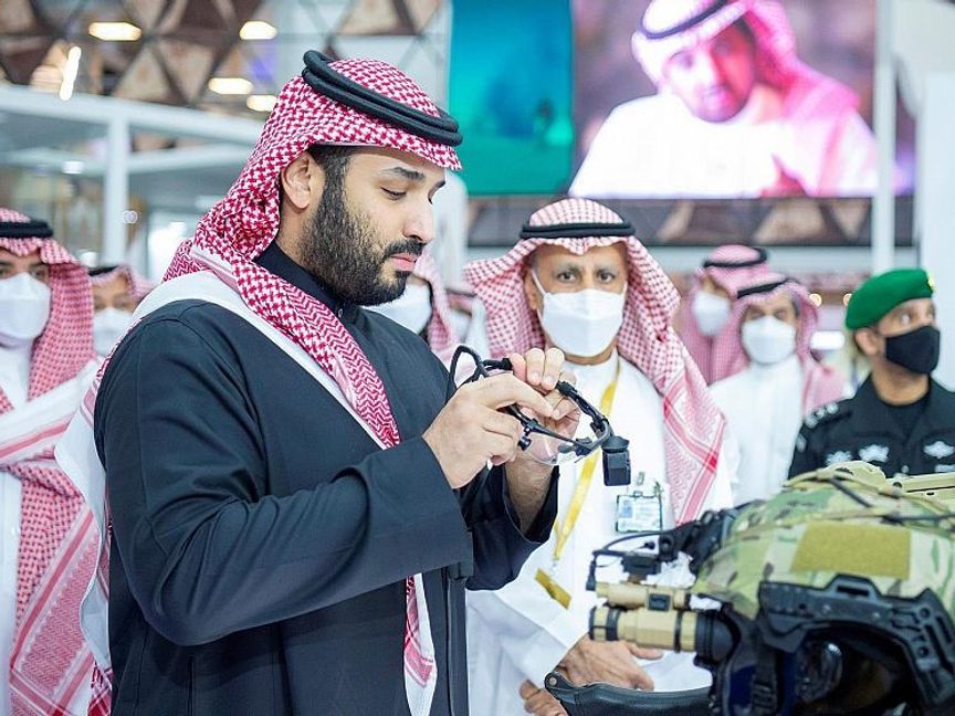 ولي العهد السعودي الأمير محمد بن سلمان خلال زيارته لمعرض الدفاع العالمي، الرياض - المصدر: بلومبرغ