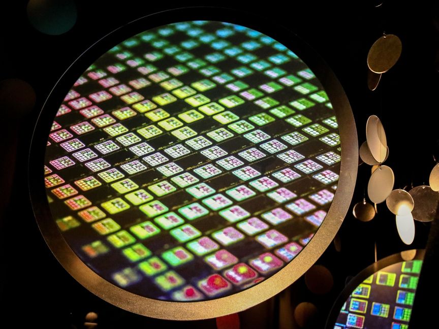 صورة لرقاقة أشباه الموصلات من إنتاج شركة تايوان لصناعة أشباه الموصلات (TSMC) في متحف للابتكار في هسينشو، تايوان. - المصدر: بلومبرغ