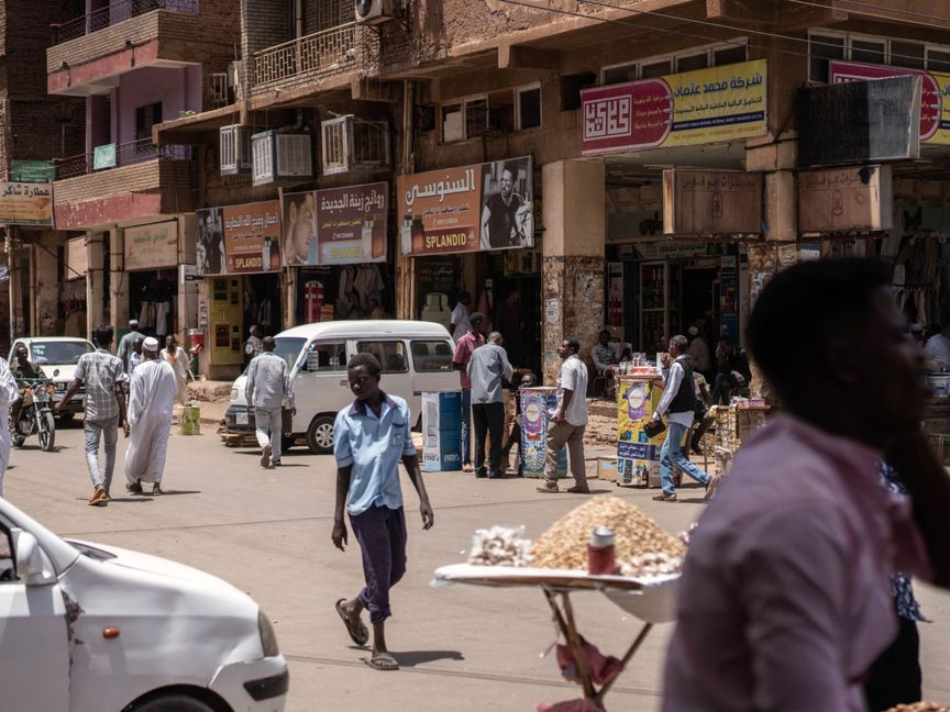 مشاة يسيرون في شارع رئيسي في الخرطوم، السودان - المصدر: بلومبرغ