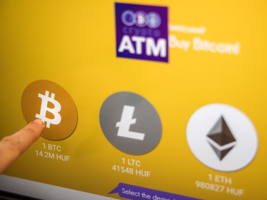 شعارات بتكوين وليتكوين وإيثريوم على شاشة جهاز الصراف الآلي للعملات المشفرة (ATM) في بودابست ، المجر  - المصور: أكوس ستيلر / بلومبرغ