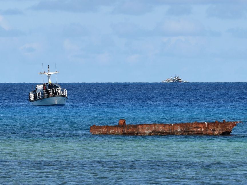 السفن الصينية الراسية في Whitsun Reef في 7 مارس - المصدر: أ ب