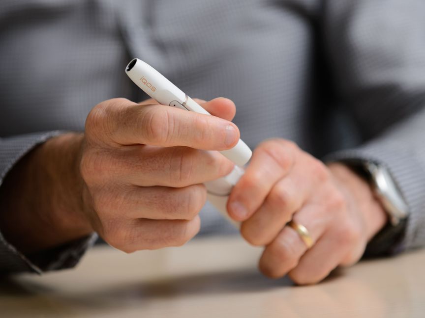 بول رايلي ، رئيس Philip Morris Japan ، يحمل سيجارة iQOS الإلكترونية أثناء حديثه خلال مقابلة في طوكيو ، اليابان. - المصدر: بلومبرغ