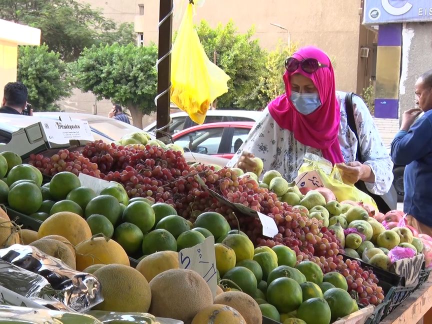 متسوقة تشتري الفاكهة من أحد المحال بالعاصمة المصرية - المصدر: بلومبرغ