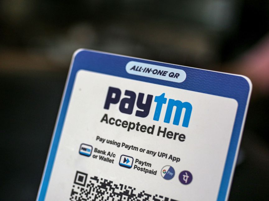 بطاقة إرشادية تشير إلى قبول الدفع عبر نظام الدفع الرقمي "باي تي ام" (Paytm) في أحد المطاعم بمدينة مومباي، الهند  - المصدر: بلومبرغ