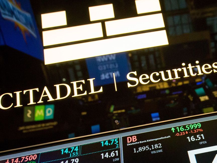 شاشة تعرض لافتات لشركة Citadel Securities . - المصدر: بلومبرغ