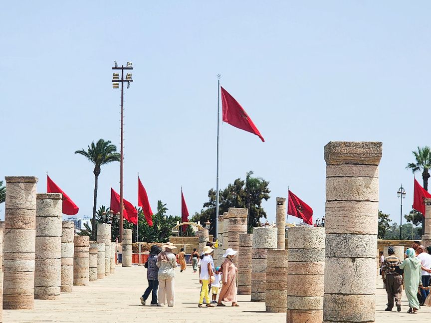 سياح في المبنى التاريخي المسمى "صومعة حسّان" بالعاصمة المغربية الرباط - المصدر: بلومبرغ