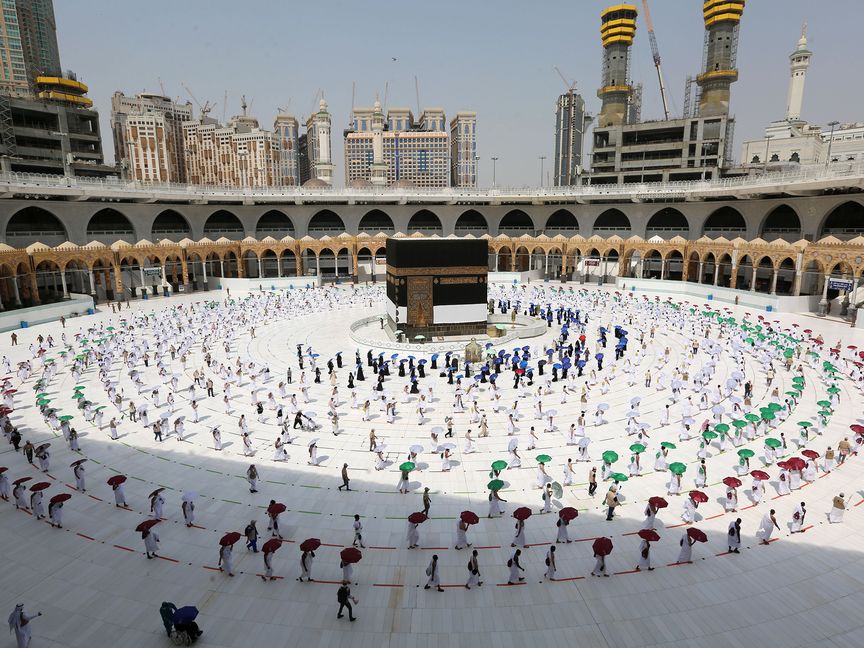 مسلمون يؤدون مناسك الحج والعمرة  - المصدر: بلومبرغ