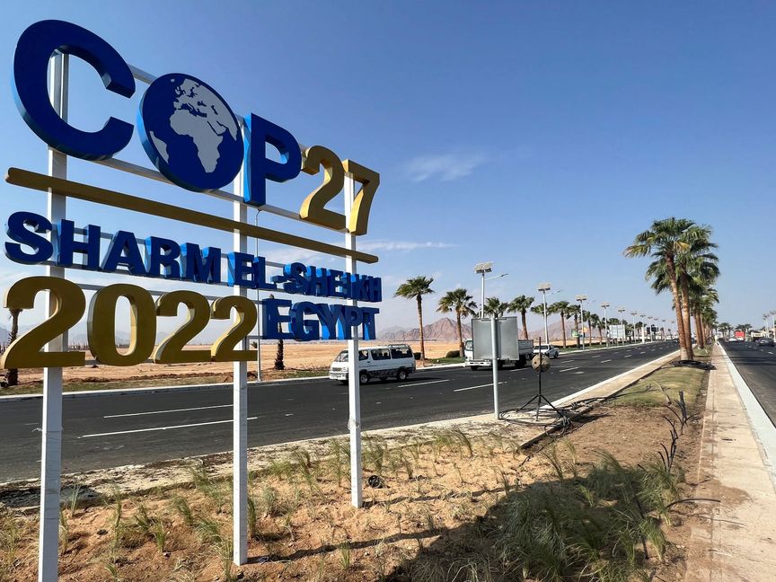 شعار قمة المناخ COP27 على طريق رئيسي في شرم الشيخ، مصر.. المدينة الساحلية ستستضيف الحدث المناخي الأبرز عالمياً هذا الشهر - المصدر: رويترز