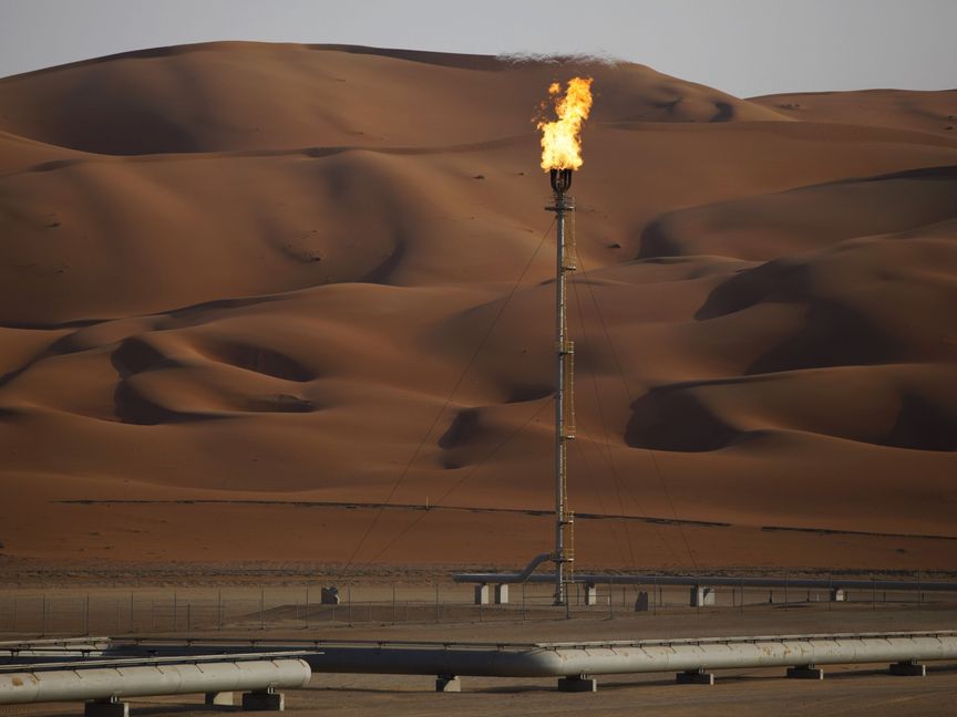 شعلة نيران في حقل الشيبة النفطي التابع لشركة أرامكو السعودية في صحراء الربع الخالي - تصوير: سيمون داوسون / بلومبرغ