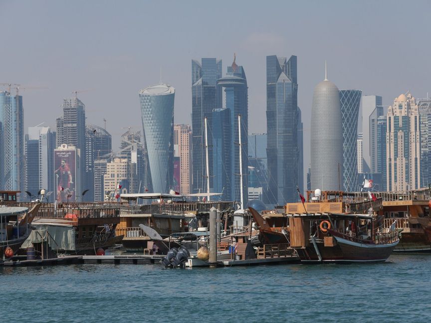 ناطحات السحاب التجارية في مركز قطر للمال (QFC) في الأفق وراء قوارب الداو التقليدية في الدوحة، قطر - المصدر: بلومبرغ