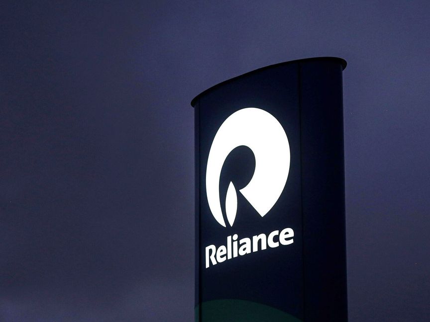 لافتة تحمل شعار شركة "ريلاينس اندستريز" (Reliance Industries Ltd) في محطة وقود بالقرب من مصفاة النفط التابعة للشركة في جامناجار، ولاية جوجارات، الهند - المصدر: بلومبرغ