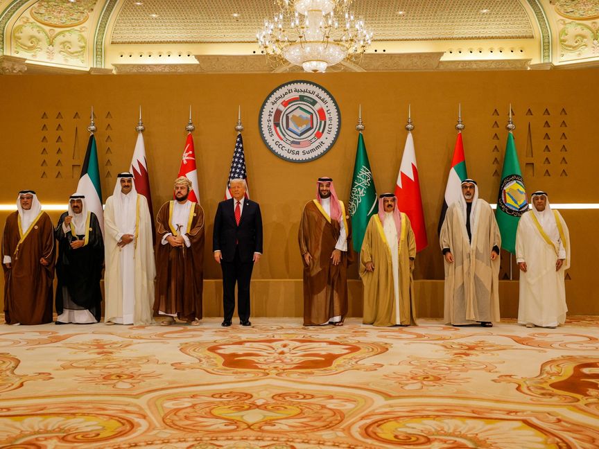 الرئيس الأميركي دونالد ترمب يتوسط قادة دول مجلس التعاون الخليجي قبل القمة الأميركية الخليجية في الرياض. 14 مايو 2025 - رويترز 