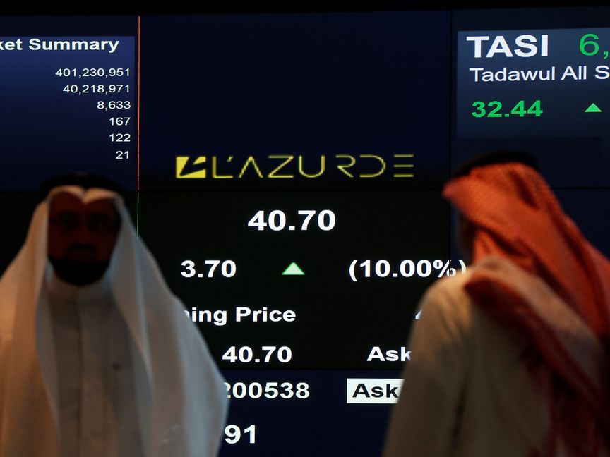 مستثمرون يراقبون شاشة تعرض معلومات الأسهم في تداول. 29 يونيو 2016. - المصدر: بلومبرغ