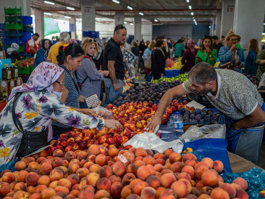 بائع في سوق للمواد الغذائية في حي كاديكوي في اسطنبول، تركيا - المصدر: بلومبرغ