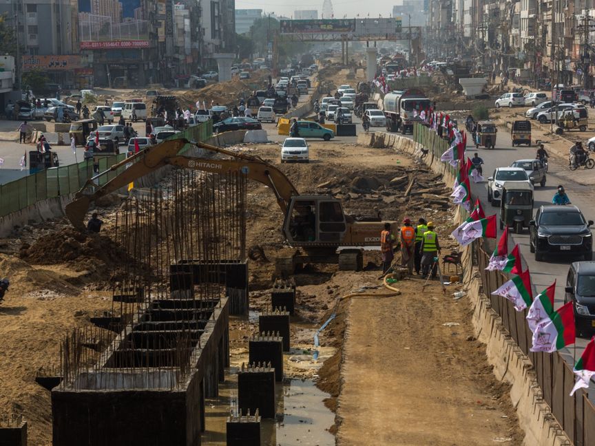 مركبات تمر بموقع بناء مشروع الحافلات السريعة في كراتشي، باكستان - المصدر: بلومبرغ