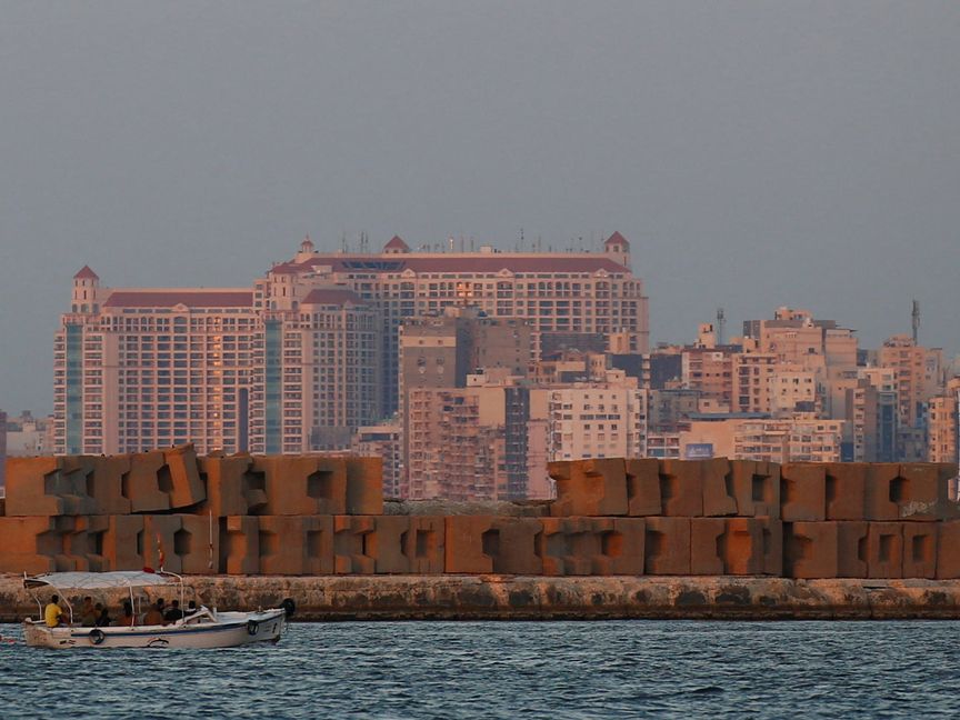 قارب بجوار حاجز خرساني على ساحل البحر الأبيض المتوسط ​​في الإسكندرية - المصدر: بلومبرغ