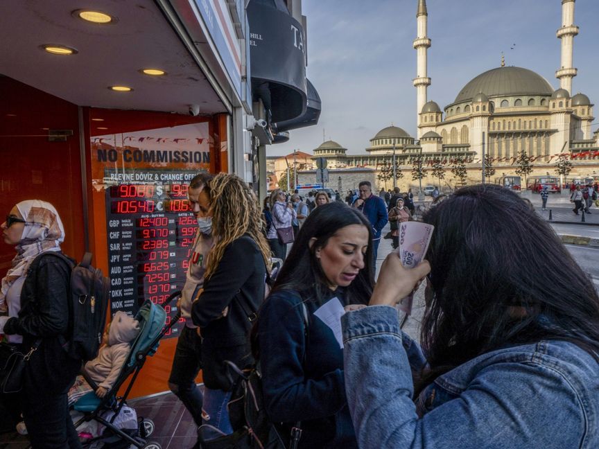 عملاء في مكتب صرف العملات بميدان تقسيم في إسطنبول، تركيا، يوم الجمعة، 15 أكتوبر 2021 - المصدر: بلومبرغ