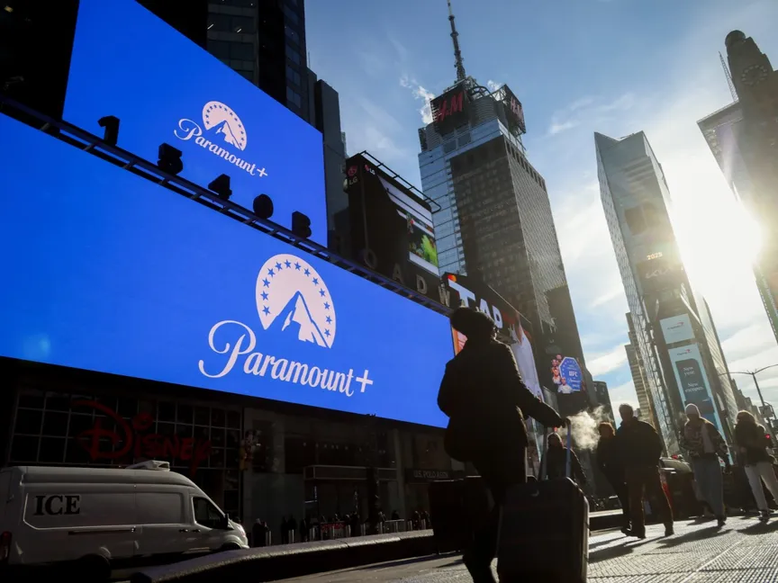 مارة أمام لافتة إعلان عن "باراماونت" في "تايمز سكوير" في نيويورك. - بلومبرغ