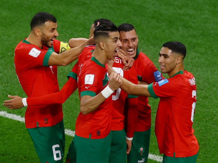 لاعبو منتخب المغرب يحتفلون بإحراز هدف الفوز في مرمى البرتغال - المصدر: بلومبرغ