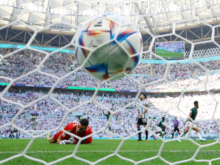 كرة سالم الدوسري مهاجم المنتخب السعودي تهز شباك المنتخب الأرجنتيني في اللقاء الذي جرى بين المنتخبين يوم 22 نوفمبر 2022 وانتهى بانتصار السعودية بهدفين مقابل هدف خلال نهائيات مونديال قطر لكرة القدم. لوسيل. قطر - المصدر: بلومبرغ