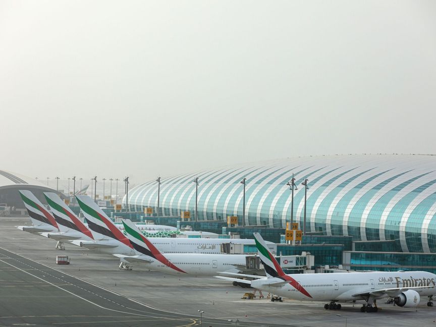 طائرات تابعة لـ"طيران الإمارات" تركن في مطار دبي الدولي  - المصدر: بلومبرغ