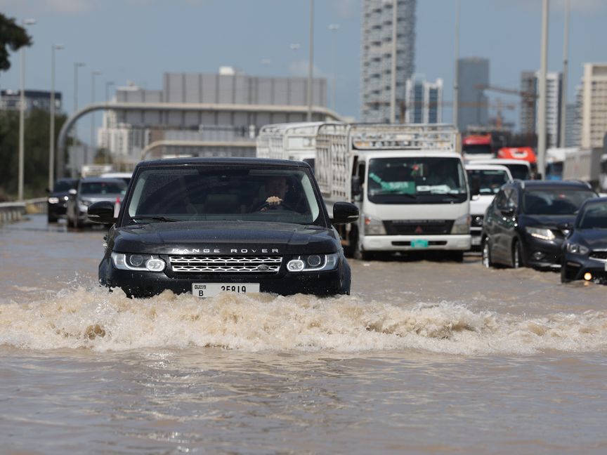 السائقون يحاولون نقل سياراتهم على طول طريق سريع مغمور بالمياه بعد عاصفة مطيرة في دبي، الإمارات العربية المتحدة - الشرق/بلومبرغ