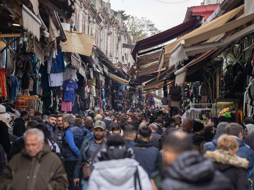 حشود من المتسوقين تتجول في أحد الأسواق في إسطنبول، تركيا، يوم الثلاثاء، 28 نوفمبر 2023. - الشرق/بلومبرغ