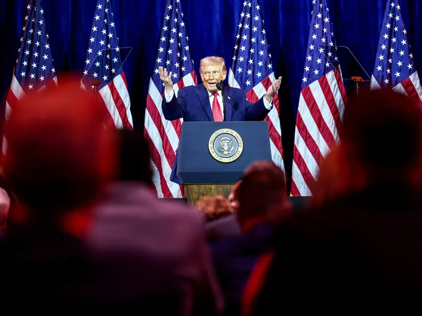 الرئيس الأميركي دونالد ترمب يلقي كلمة أمام أعضاء الحزب الجمهوري في مجلس النواب خلال مؤتمرهم السنوي، في مركز كينيدي، الذي أعاد مجلس الإدارة المعيَّن من قبل ترمب تسميته إلى مركز ترمب-كينيدي، في واشنطن العاصمة، الولايات المتحدة، في 6 يناير 2026 - رويترز 