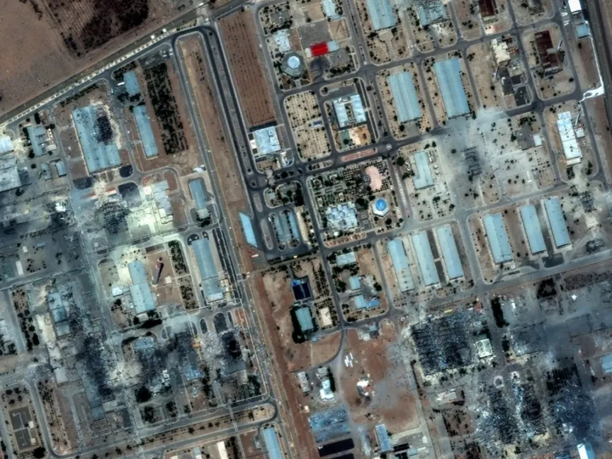 صورة التُقطت عبر الأقمار الصناعية تظهر مباني مدمرة في مركز أصفهان للتكنولوجيا النووية عقب غارات جوية - بلومبرغ