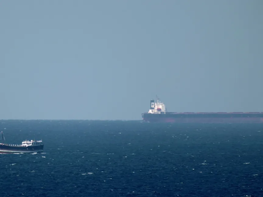 ناقلة نفط تُبحر نحو مضيق هرمز قبالة سواحل خصب في سلطنة عُمان - بلومبرغ