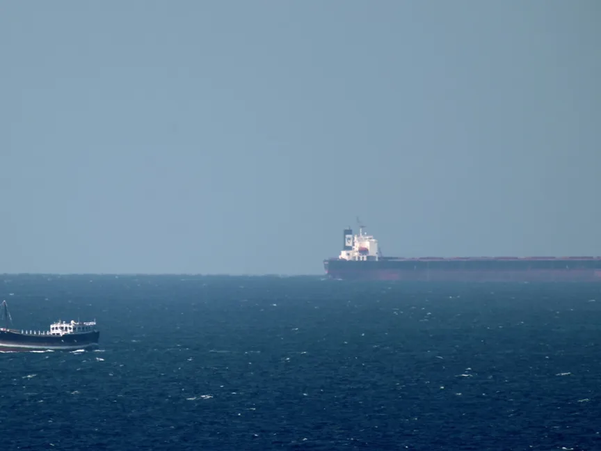 ناقلة نفط تُبحر نحو مضيق هرمز قبالة سواحل خصب في سلطنة عُمان - بلومبرغ