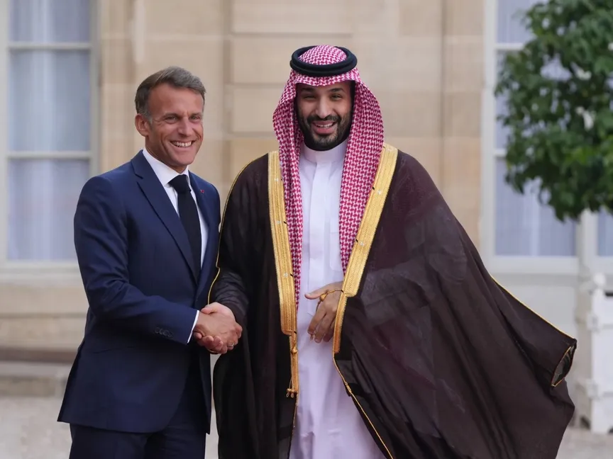 ولي العهد السعودي الأمير محمد بن سلمان والرئيس الفرنسي إيمانويل ماكرون أمام قصر الإليزيه - بلومبرغ