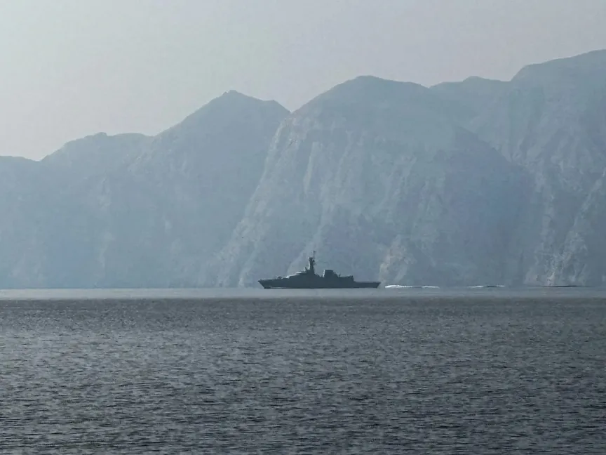 سفينة حربية في مضيق هرمز، الممرّ البحري الحيوي الذي يمرّ عبره جزء كبير من صادرات النفط والغاز العالمية، بتاريخ 1 مارس 2026 - بلومبرغ