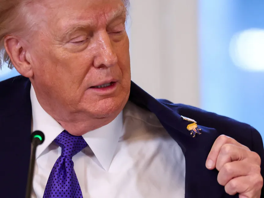 الرئيس الأميركي دونالد ترمب يعرض ما وصفه بأنه دبوس "ترمب السعيد"، وذلك خلال حضوره اجتماعاً مع كبار التنفيذيين في قطاع النفط، في البيت الأبيض بالعاصمة واشنطن، الولايات المتحدة، في 9 يناير 2026. - رويترز 