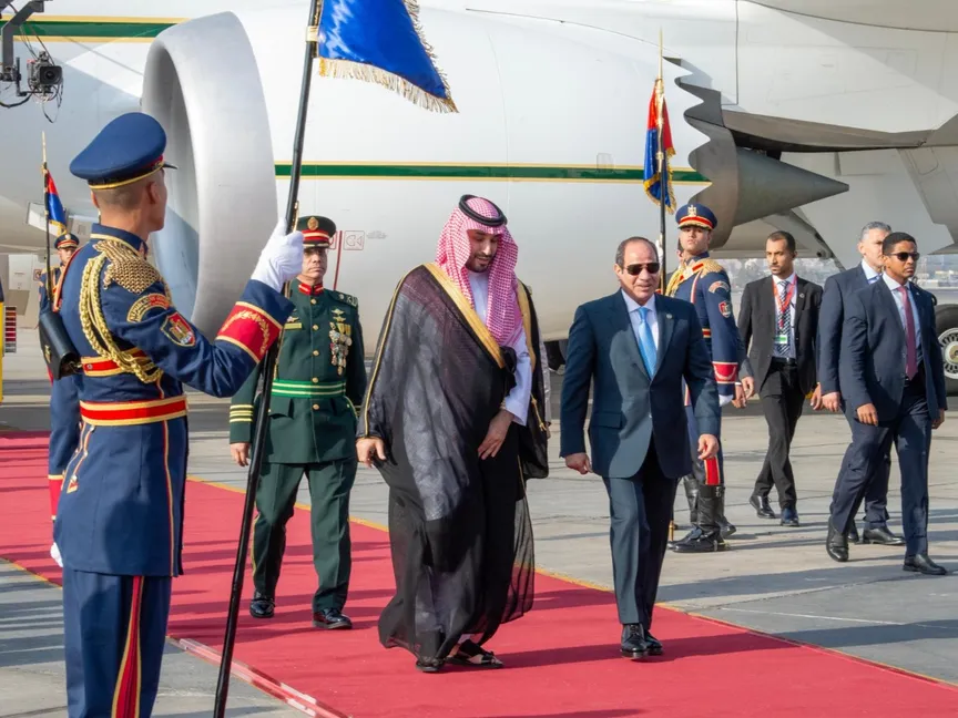 الرئيس المصري عبد الفتاح السيسي مستقبلاً ولي العهد السعودي الأمير محمد بن سلمان، القاهرة، مصر، بتاريخ 15 أكتوبر 2024 - وكالة الأنباء السعودية