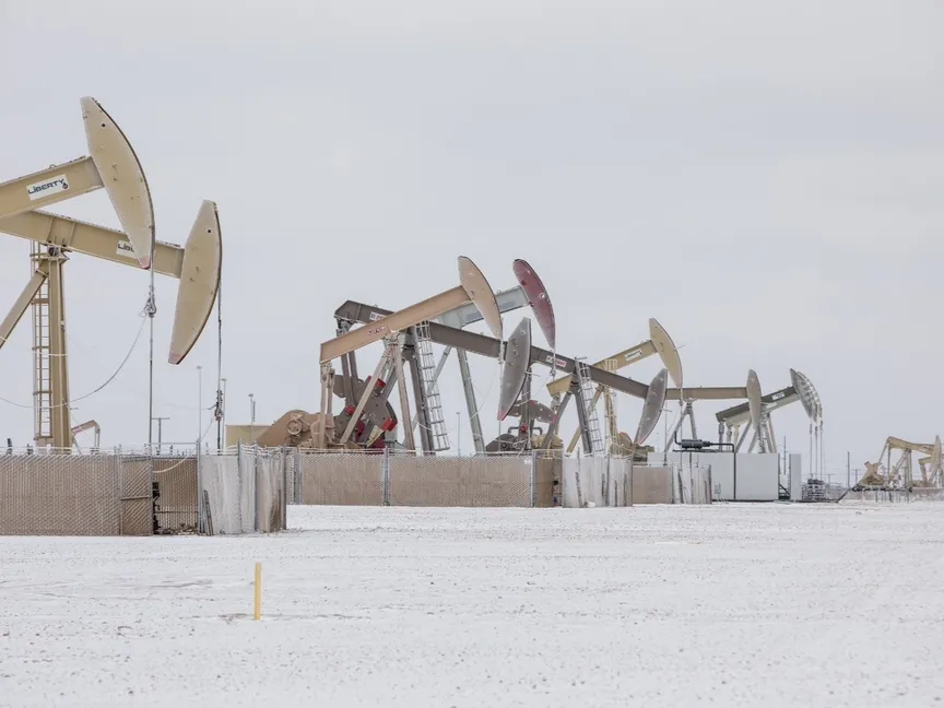 مضخات نفط في أحد حقول الطاقة في تكساس الأميركية - بلومبرغ