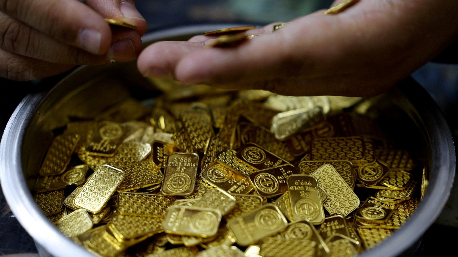 أسعار الذهب تستقر بدعم من ضعف الدولار وقفزة الين 