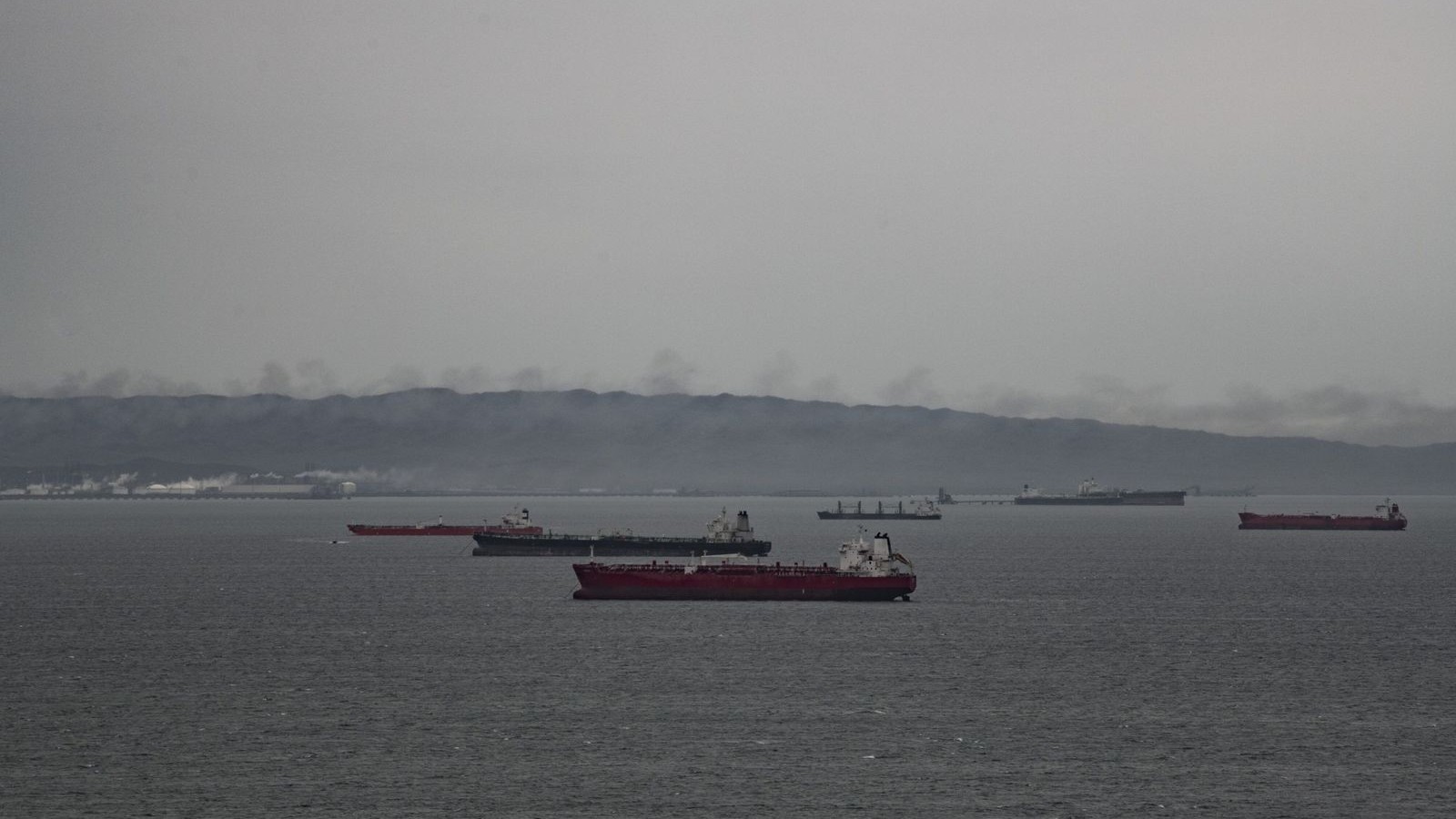 واشنطن تلاحق ناقلة نفط ثالثة مع تشديد حصار ترمب على فنزويلا 