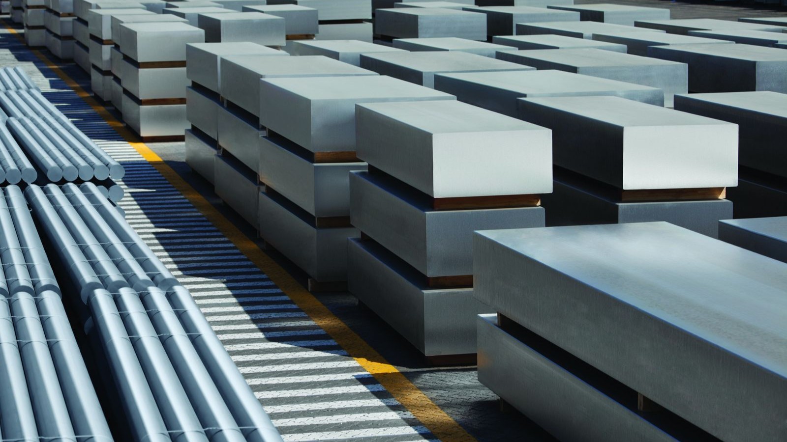 الإمارات العالمية للألمنيوم تعزز مبيعاتها إلى أميركا وسط شح السوق 