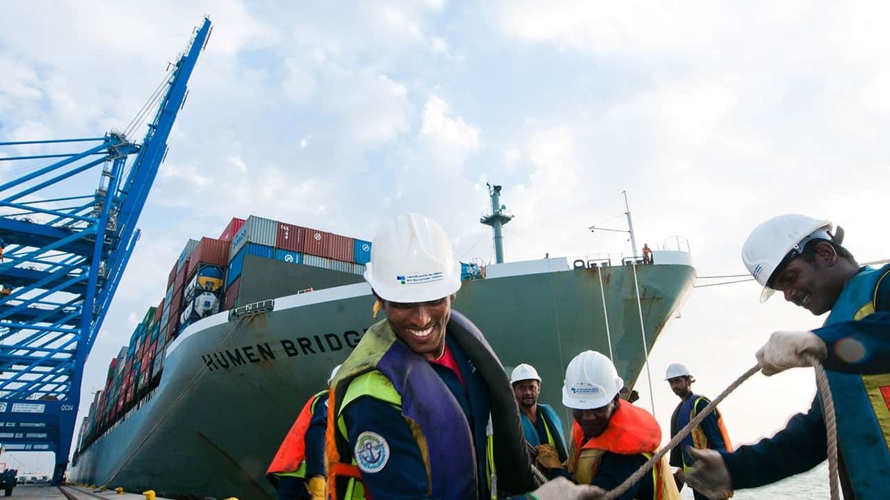 الصادرات النفطية تحافظ على زخم الفوائض التجارية بالسعودي خلال أكتوبر 