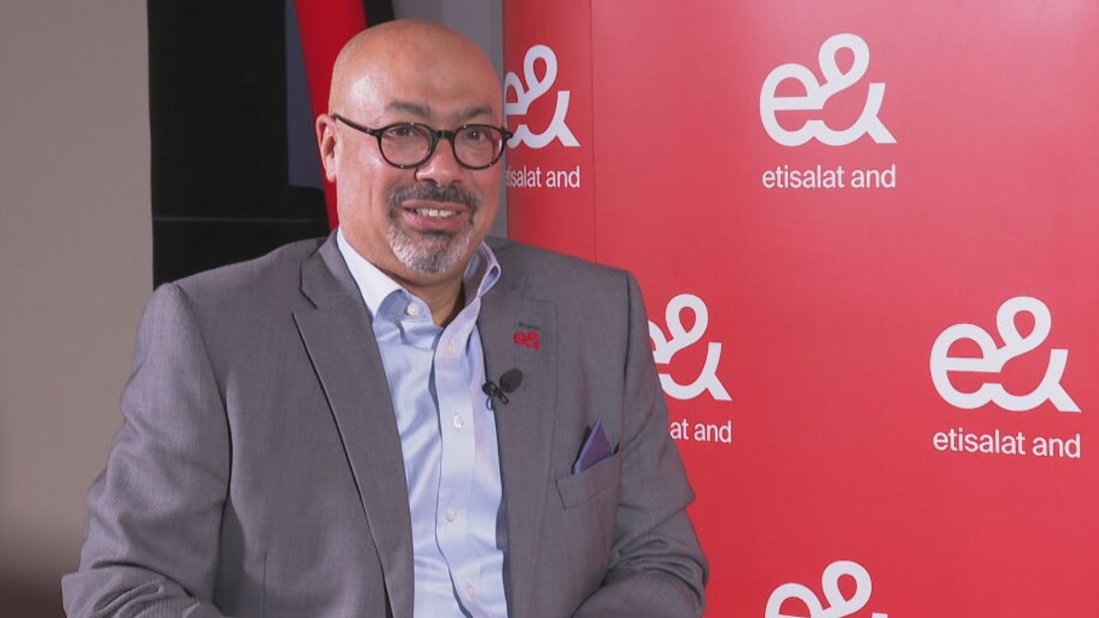 حاتم دويدار يتنحى عن رئاسة quot;&equot;.. ومسعود شريف يخلفه 