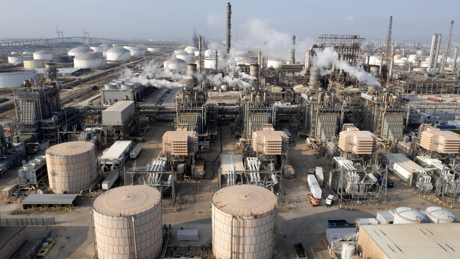 النفط يرتفع وسط ترقب للإجراءات الأميركية بشأن نفط فنزويلا 