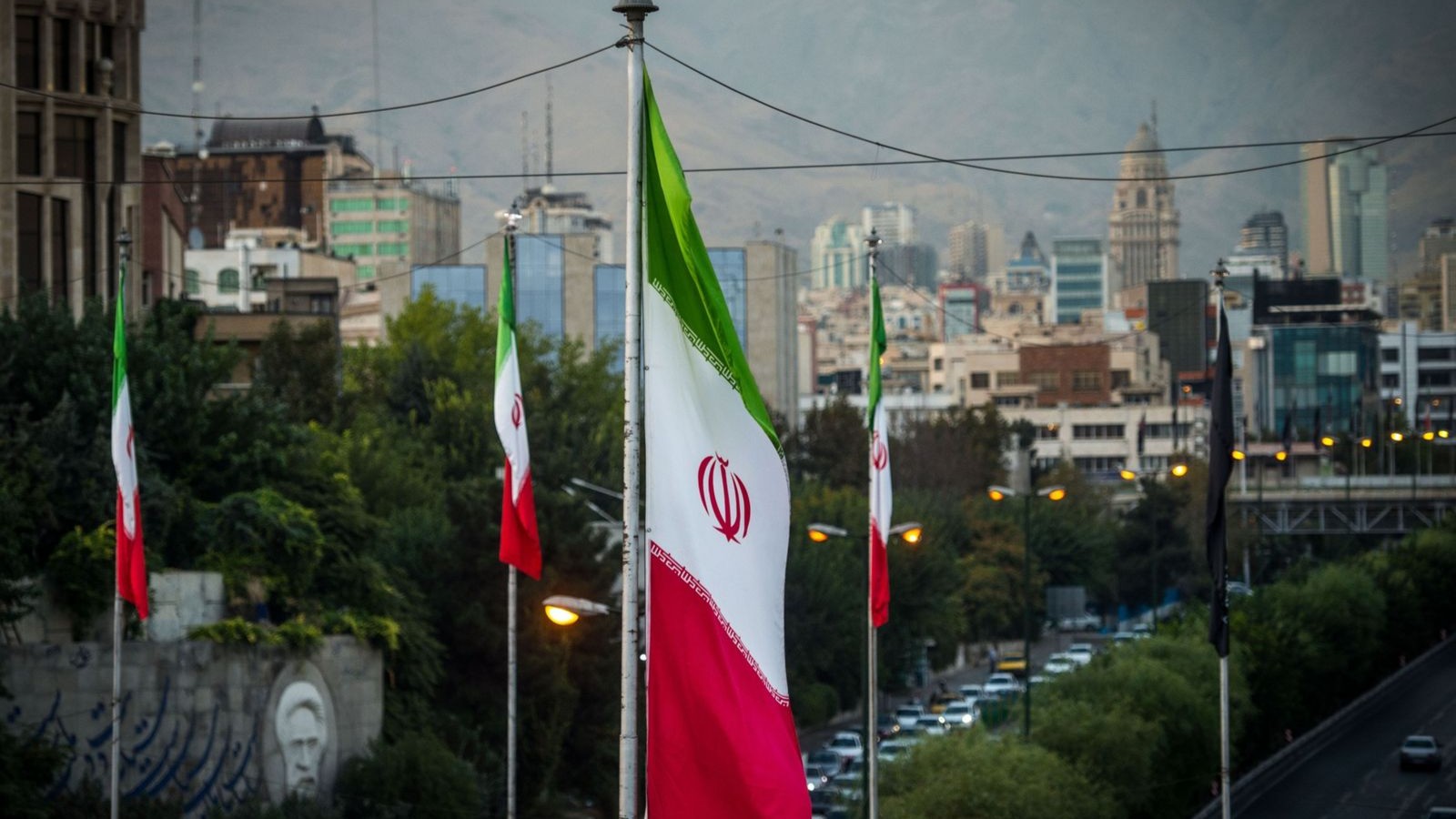 انطلاق المحادثات بين أميركا وإيران في مسقط وسط خلافات بشأن قضايا التفاوض 