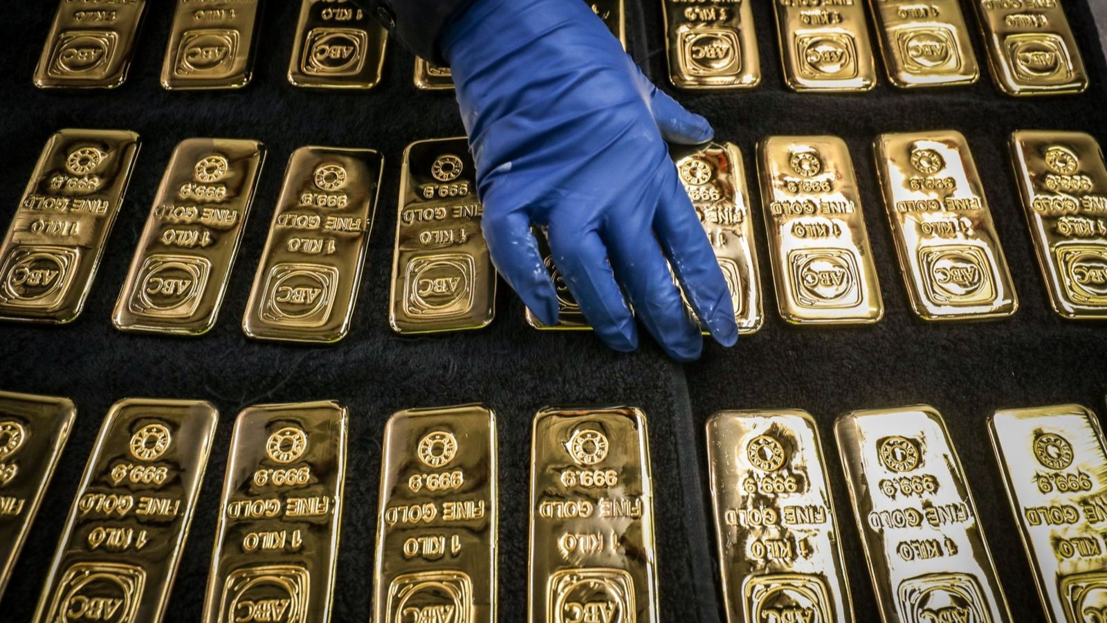 الذهب يتراجع بعد إشارة مسؤول في quot;الفيدراليquot; لاحتمال رفع أسعار الفائدة 